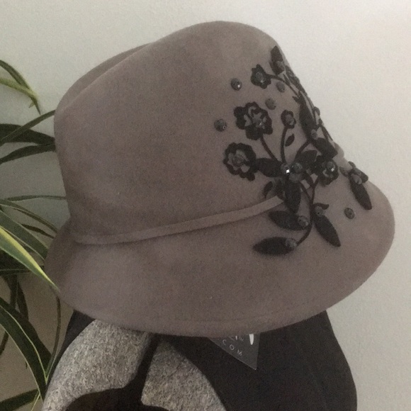Gray wool hat with black appliqué and beading - Picture 2 of 4